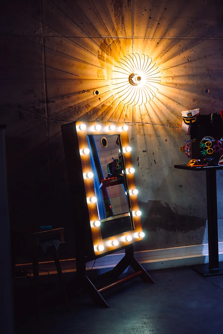 Fotospiegel Hamburg Magic Mirror auf einem Event mit Vintage-Beleuchtung
